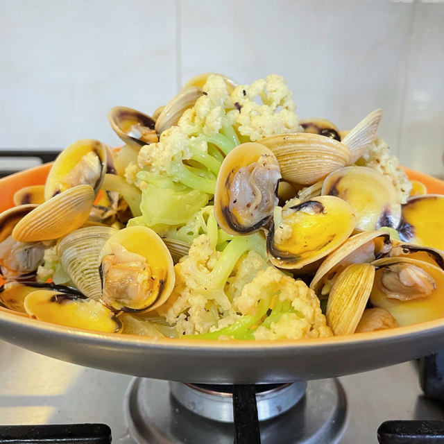 原料:蛤蜊,花菜,鲜奶油,蒜,黑椒盐 做法步骤 第2步,蒜瓣炸到金