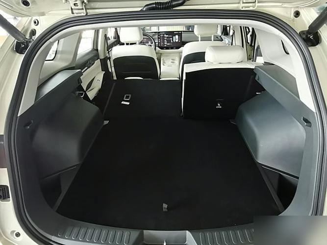 哈弗h6的后排座椅在放倒后并不能完全形成一个平坦的空间,座椅靠背处