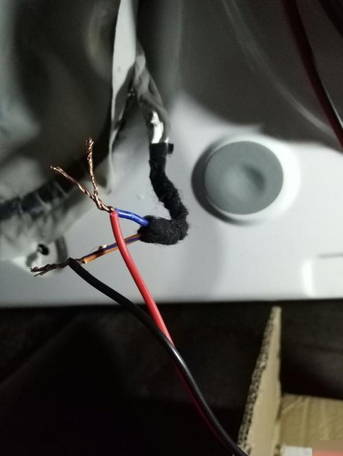 如何分辩汽车音响喇叭线的正负极