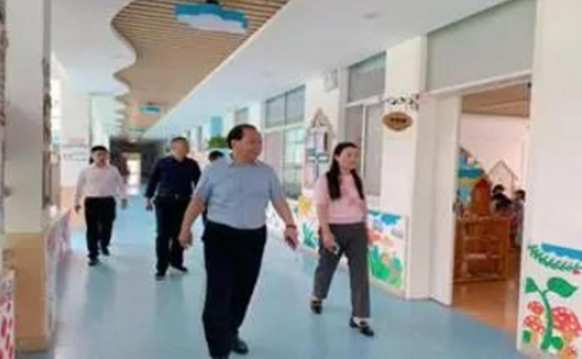 上蔡县教育局局长邱应征到幼儿园看望慰问师生并调研少儿教育工作