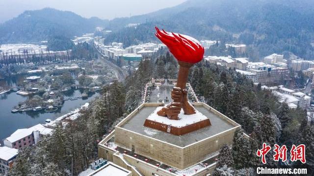 航拍江西井冈山白雪皑皑 红色圣地披银装