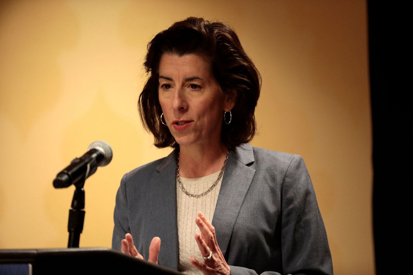 外媒:美商务部长雷蒙多计划本月访华