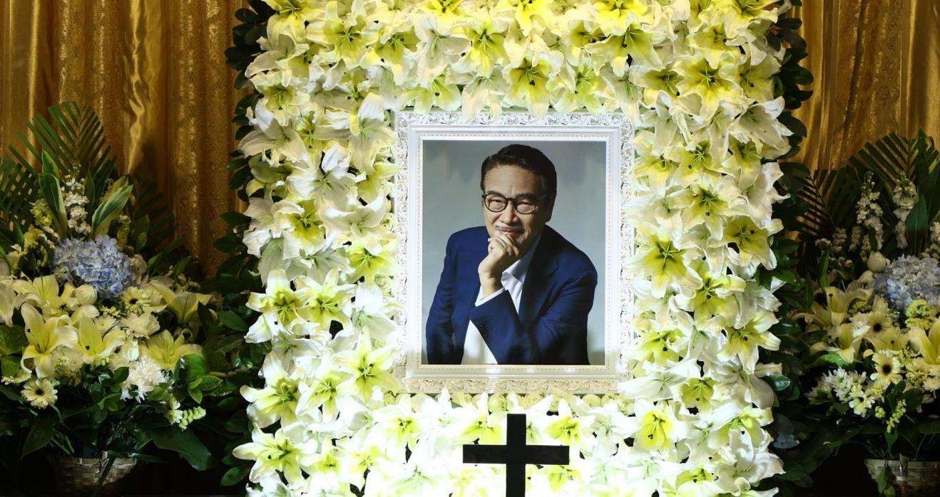 吴孟达丧礼现场照片公开,爱妻和子女以及女婿等都敬献了花牌