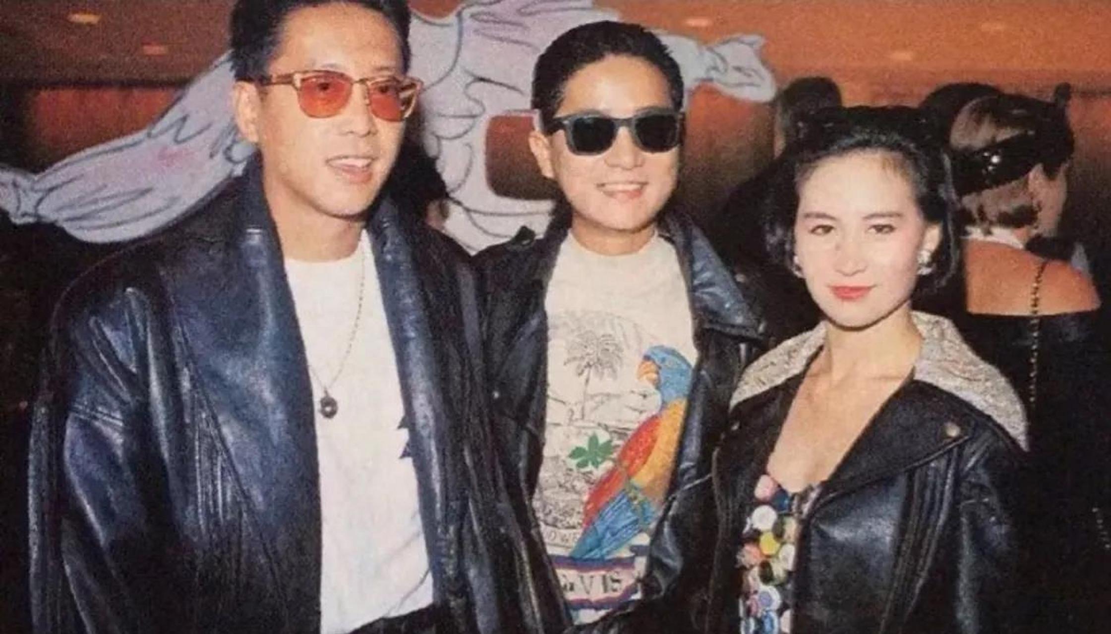 难得的何超琼,陈百强,许晋亨三人同框 何超琼拥抱着陈百强,后面许的