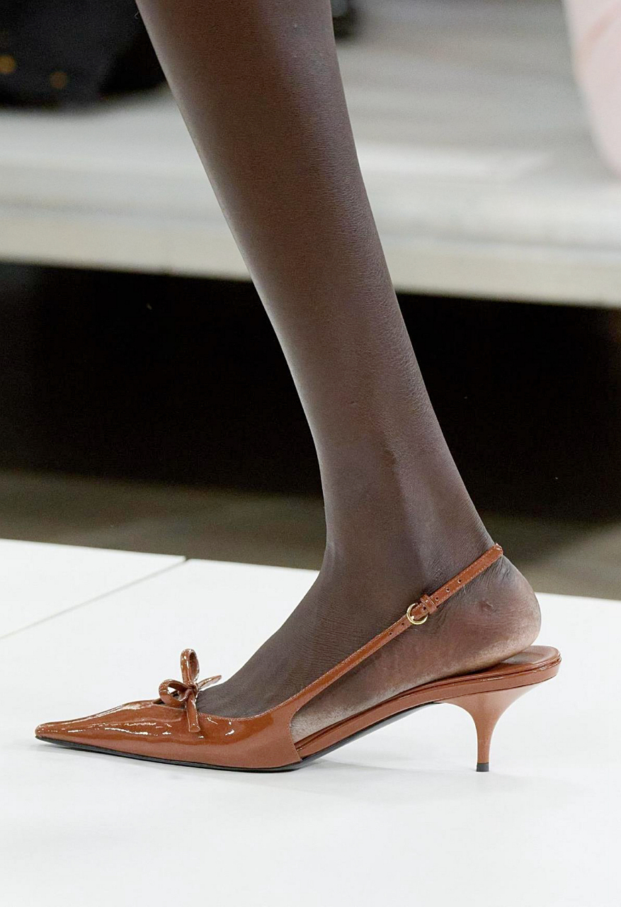 miumiu猫跟鞋,这双高跟鞋让人想起踮起脚尖走路的猫科动物,冷酷,慵懒