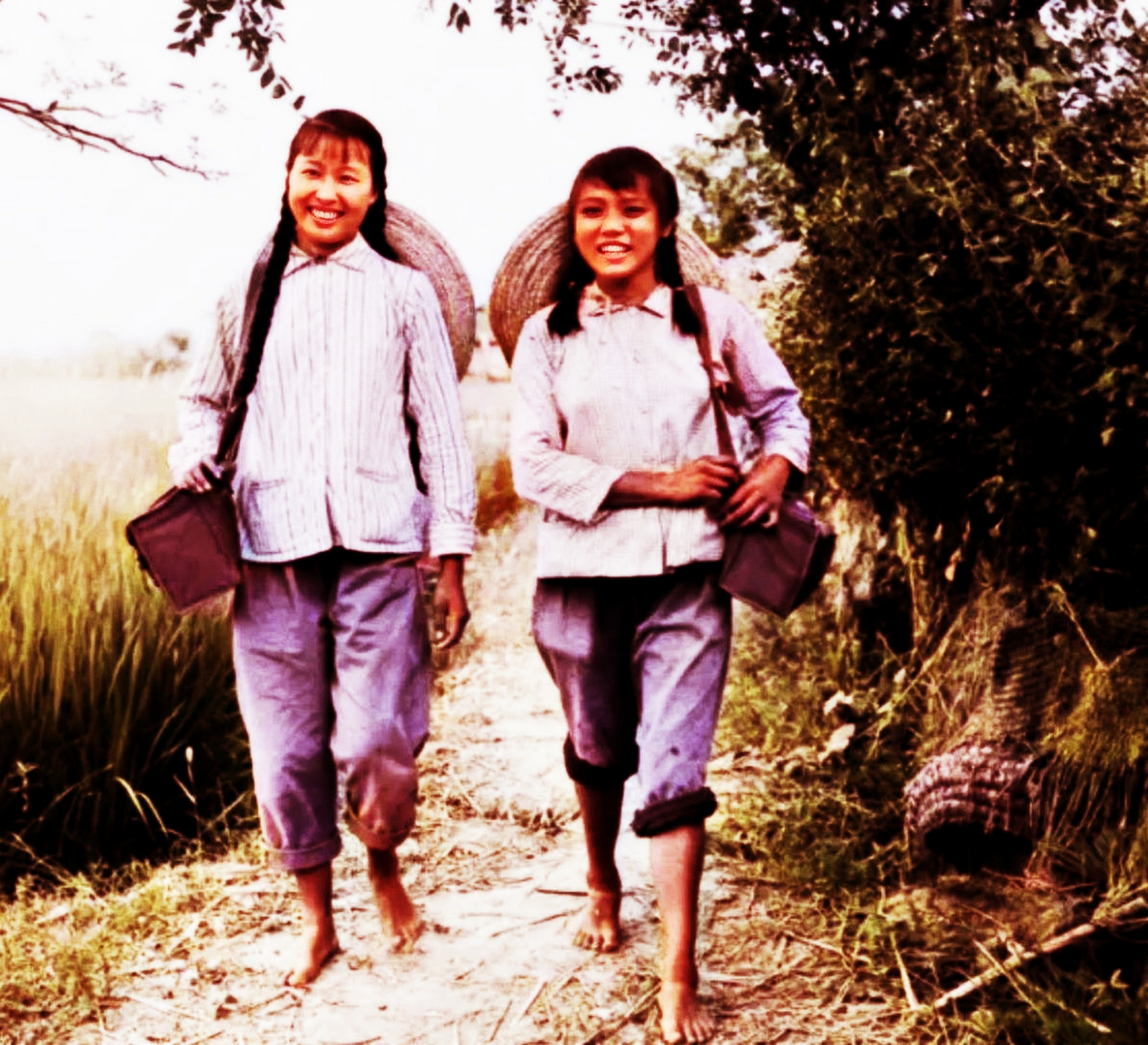 这时,一些拿着医疗包的赤脚医生走上马路,为农民提供医疗救助.