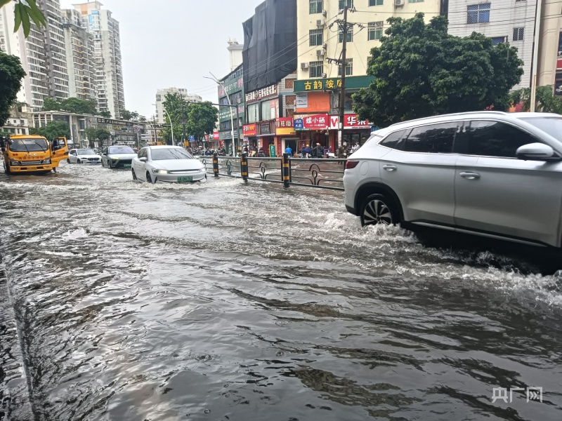 海口迎来强降雨 城区多条道路被淹