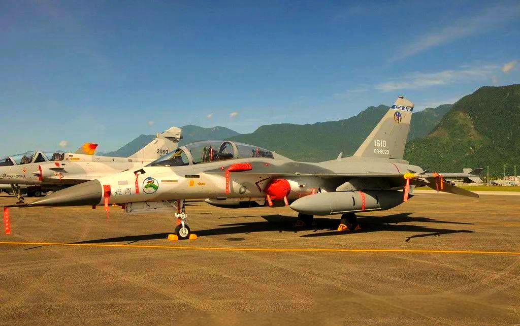 5战斗机,这款机型自1964年台湾启动"玉山计划"后,便