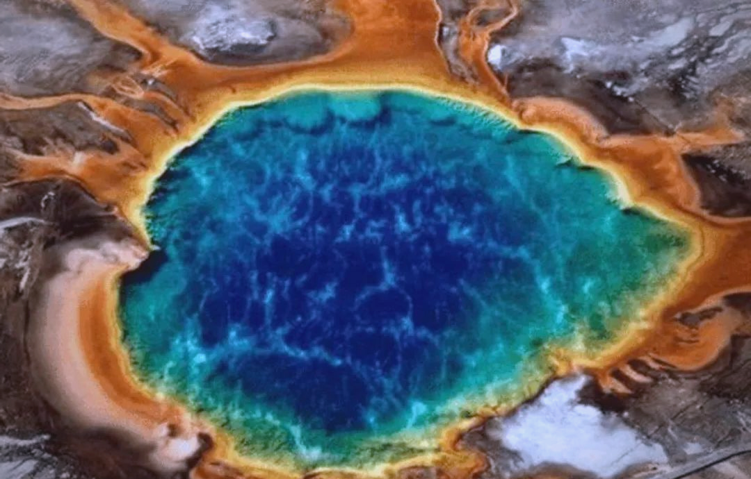这便是被誉为"地球之眼"的喀斯特泉,让人在凝视中深深沉醉