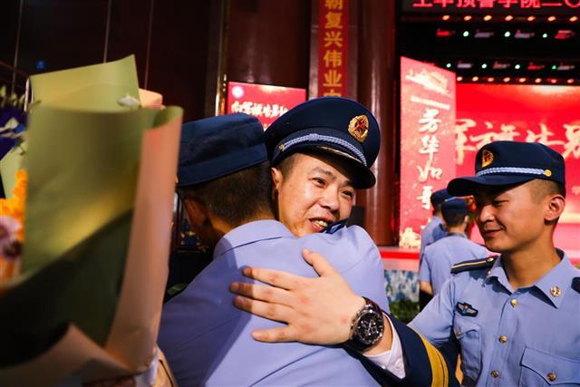 空军预警学院36名干部光荣退役