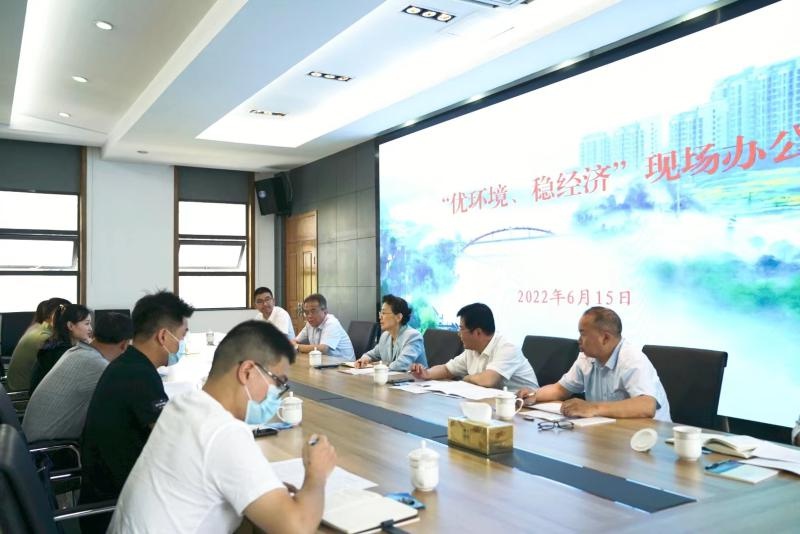 路海燕在徽州区开展"优环境,稳经济"现场集中办公时指出 以最优环境助