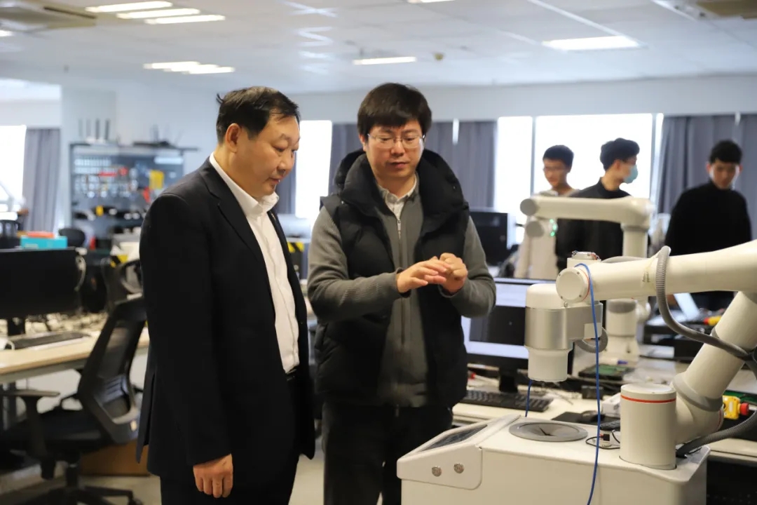 宋长宝一行莅临法奥意威走访慰问