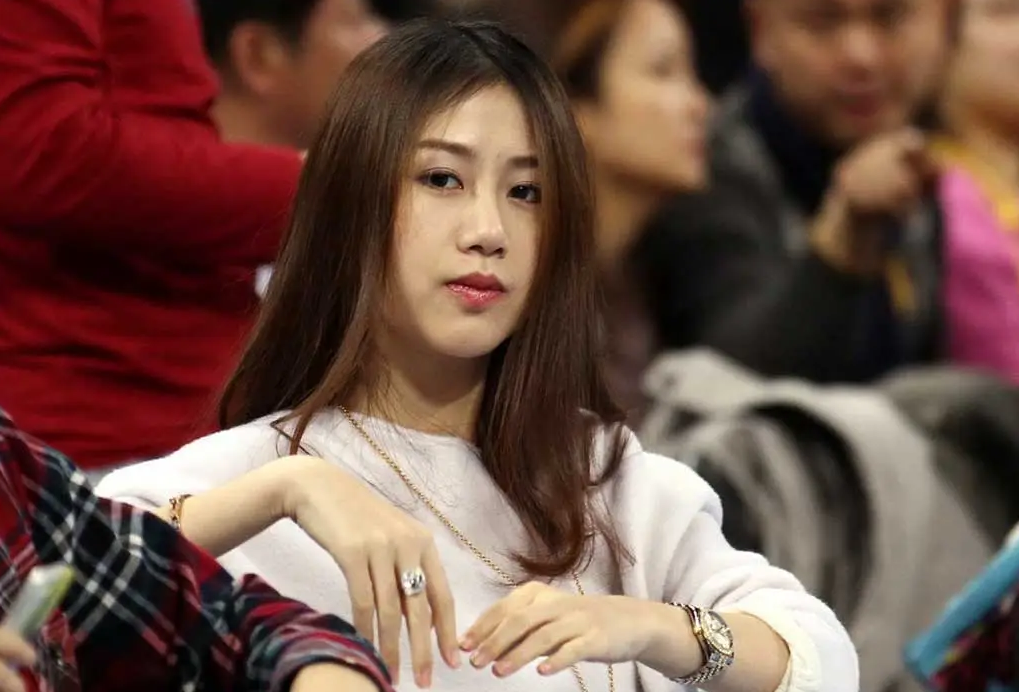 cba"最美太太"近照!穿着"清凉"引热议,疑似注册了相亲软件