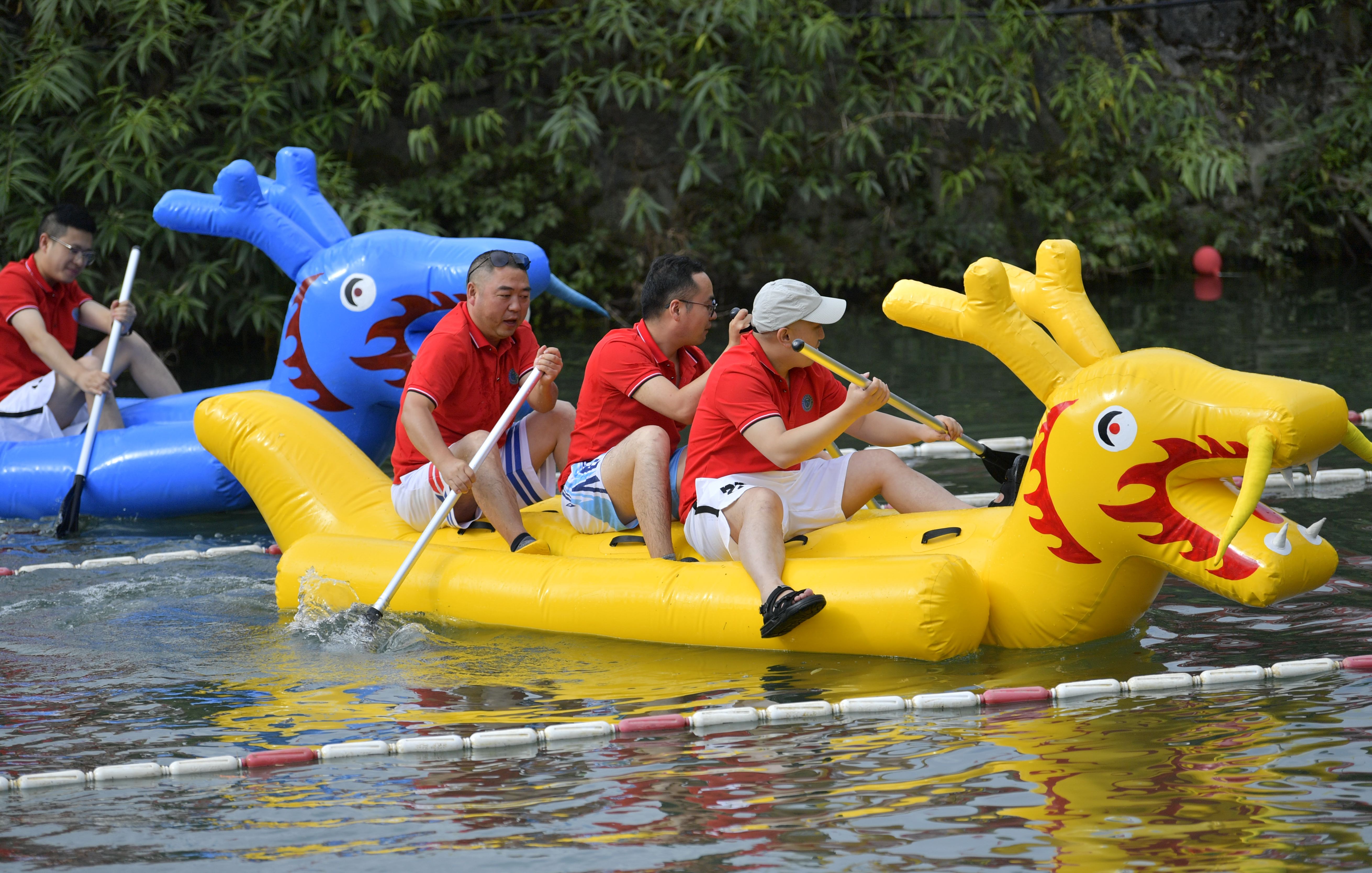 (社会)水上趣味运动会享清凉