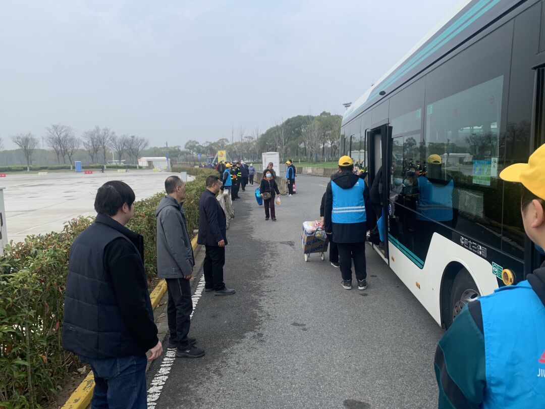 上海清明定点扫墓班车已投入运营,这辆班车可以从静安直达松鹤公墓