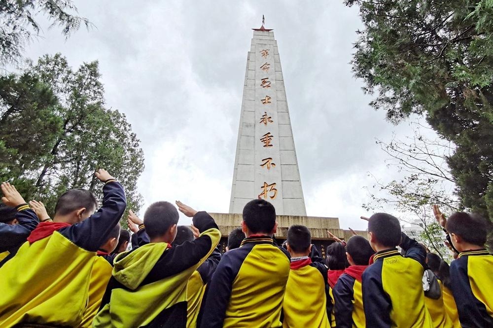 道真自治县曙光小学开展公祭烈士纪念活动,对学生进行爱国主义教育