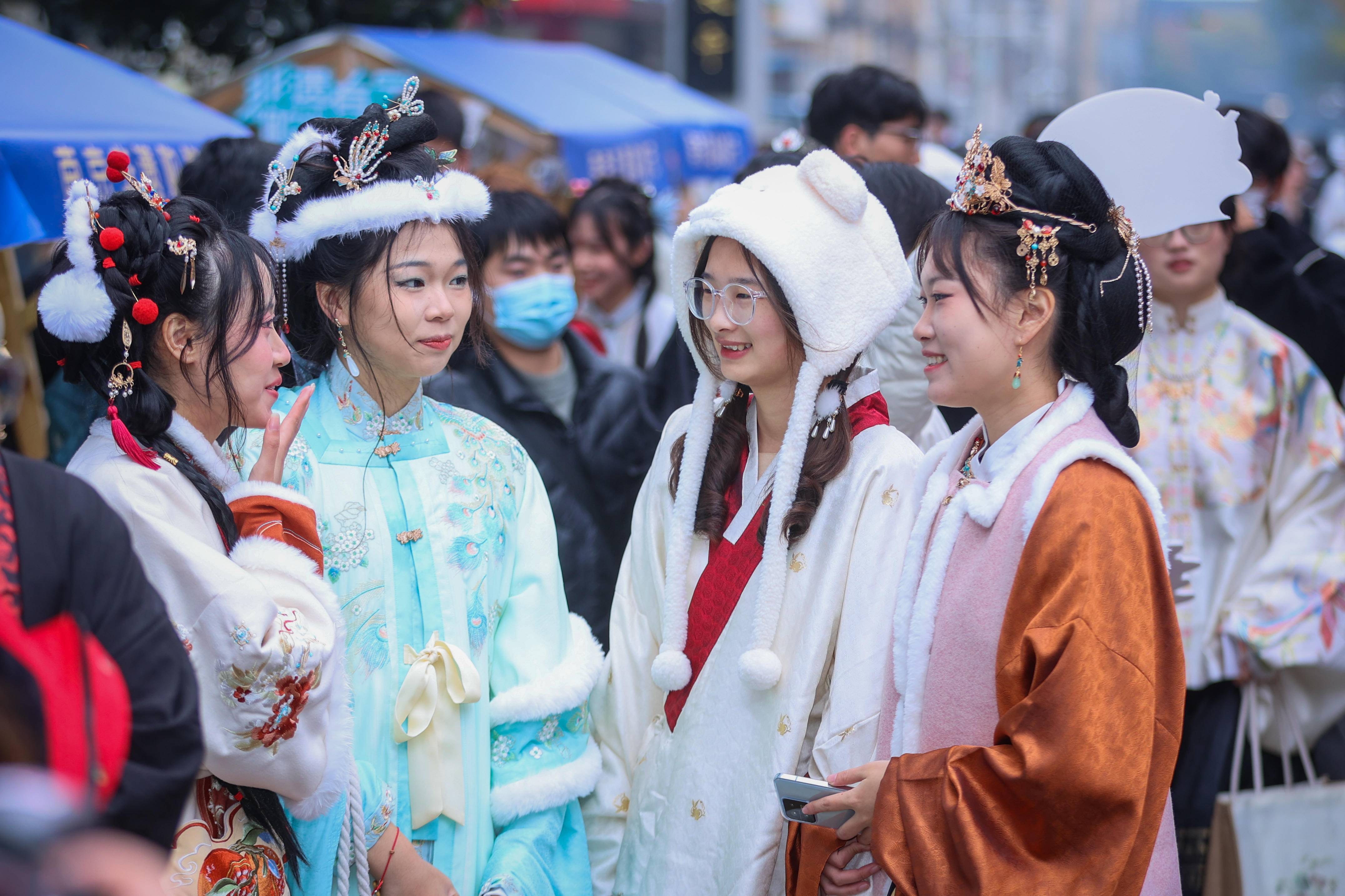 穿汉服,玩非遗,做公益……年轻人在南京"花样"过元宵