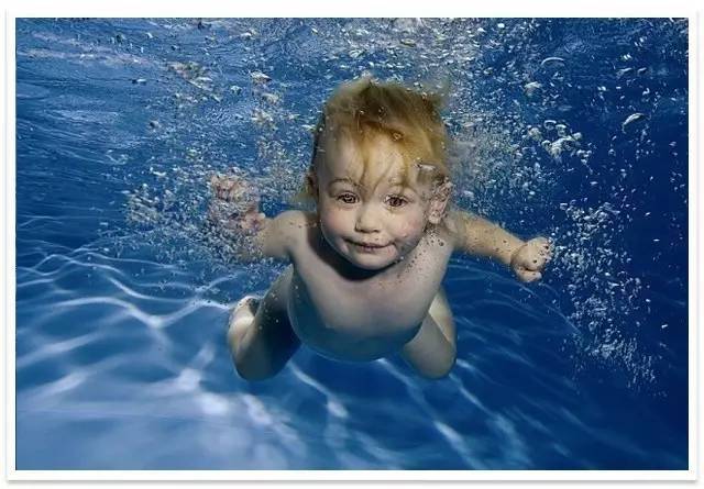 小孩河里游泳图片