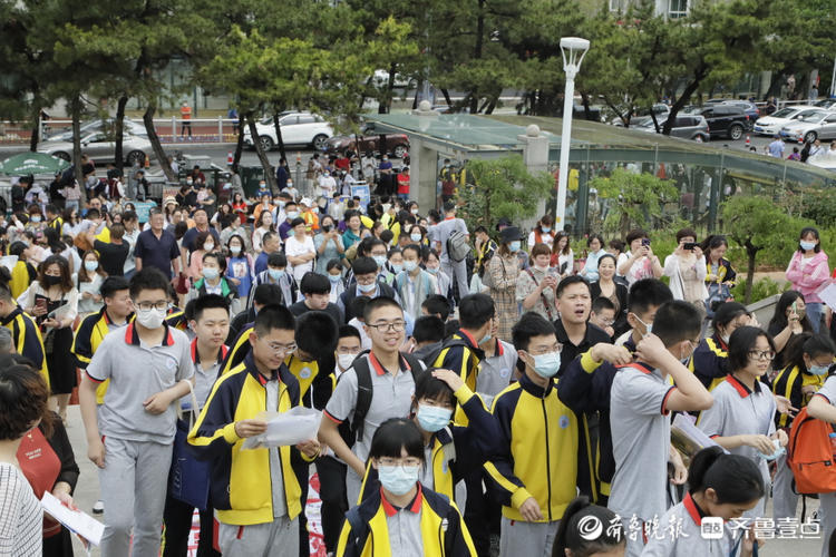 2021年煙臺中考首日開考!芝罘中學考點外考生有序進場