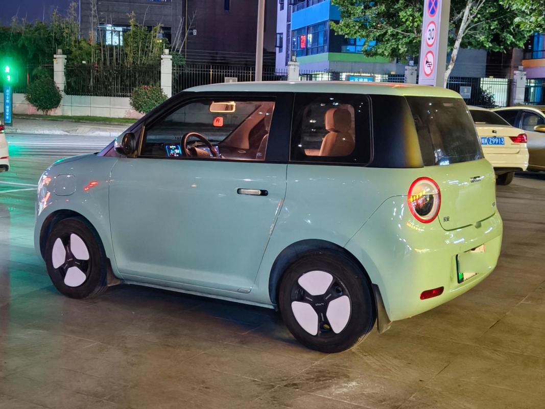 新款车型小型轿车图片