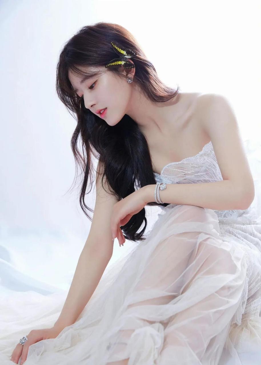 李沁赵露思同框比美,都穿着漏肩白色长裙,你更喜欢哪一个?