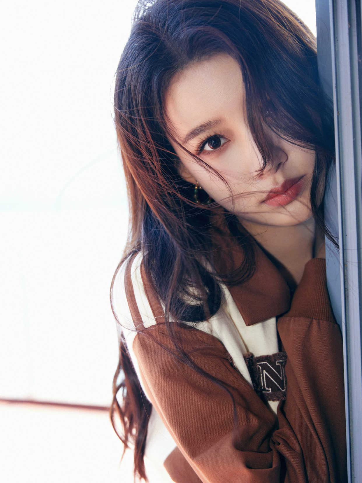 孙怡白色卫衣牛仔短裙休闲,青春俏丽,一点不像当妈的样子