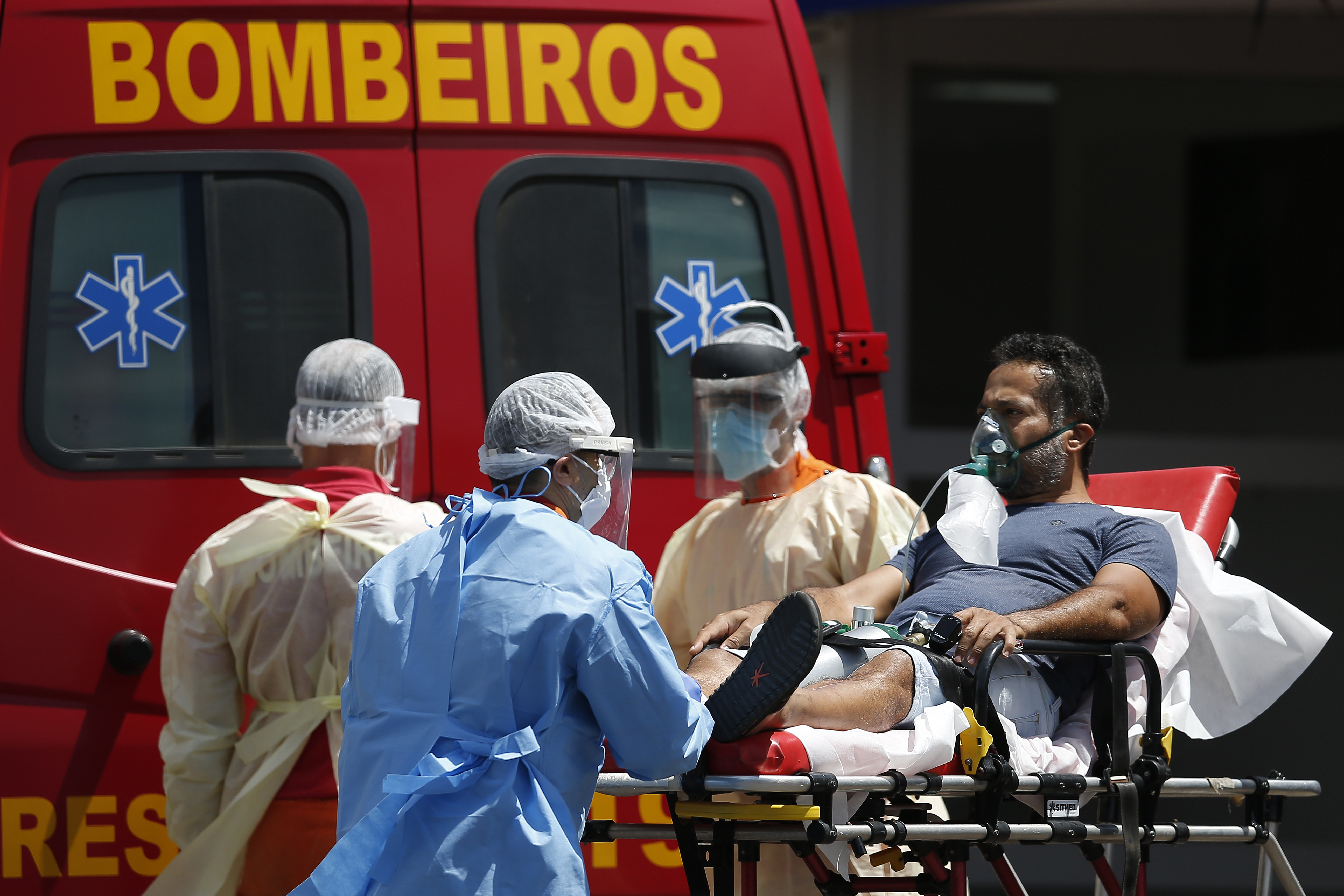 巴西单日新增新冠确诊病例超10万