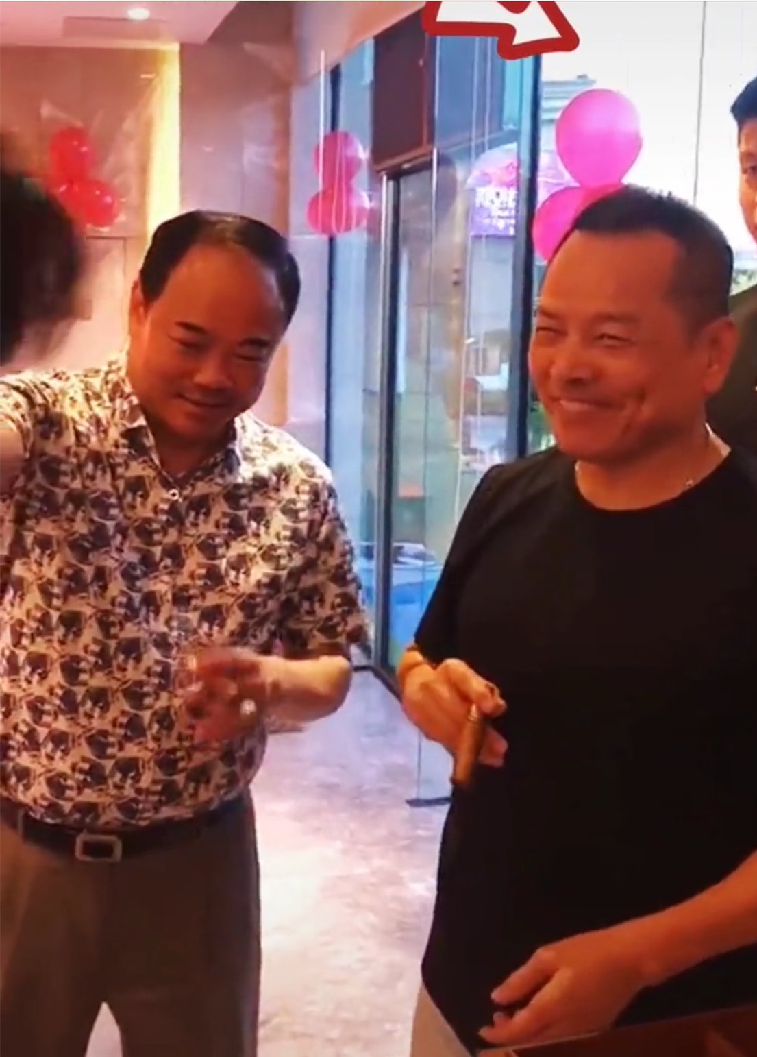 崩牙驹与何鸿燊干儿子罕同框,手夹雪茄太霸气,高大保镖意外抢镜