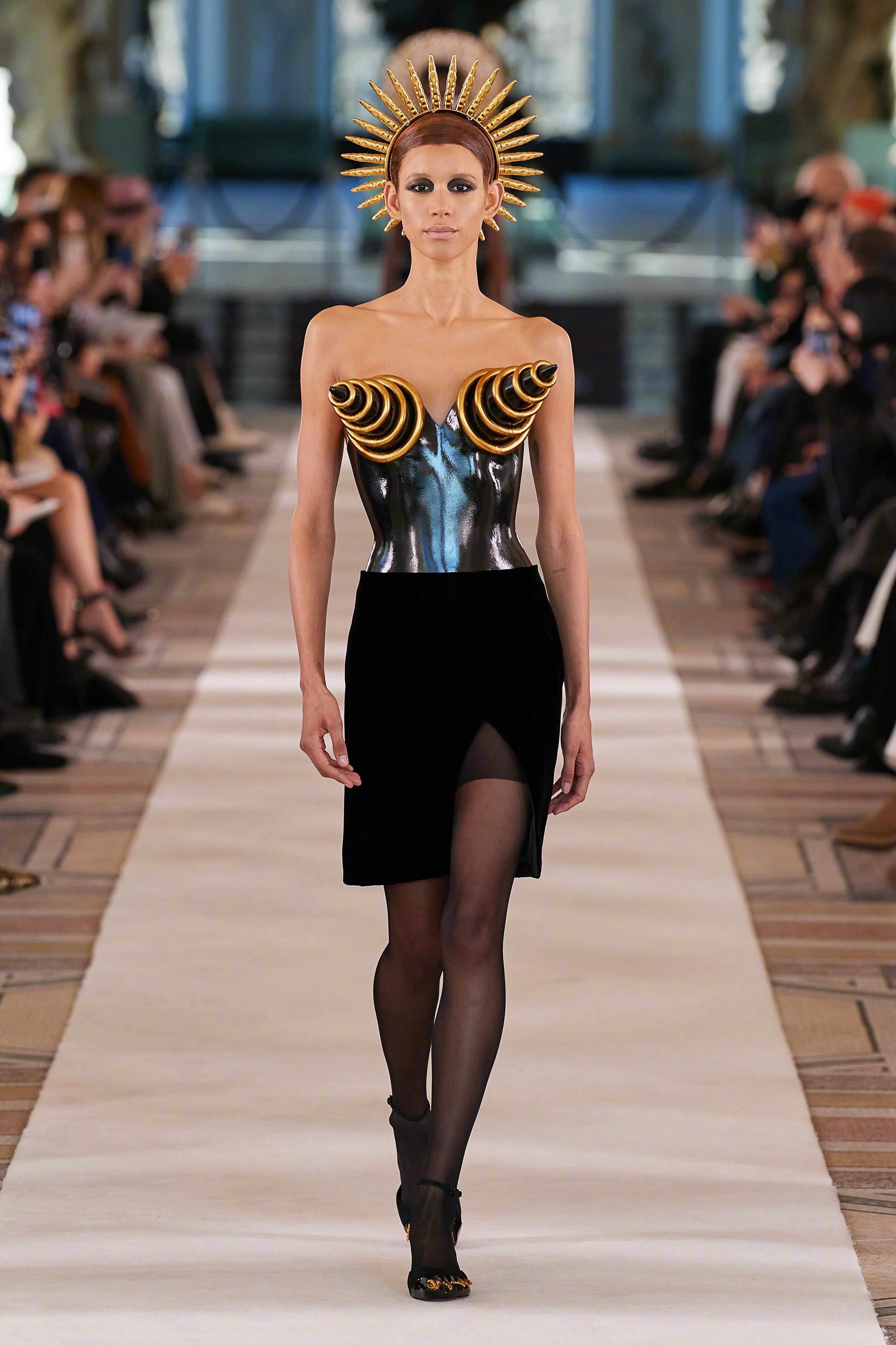 schiaparelli 2022 春夏高定系列发布秀,奢华大气的超现实主义