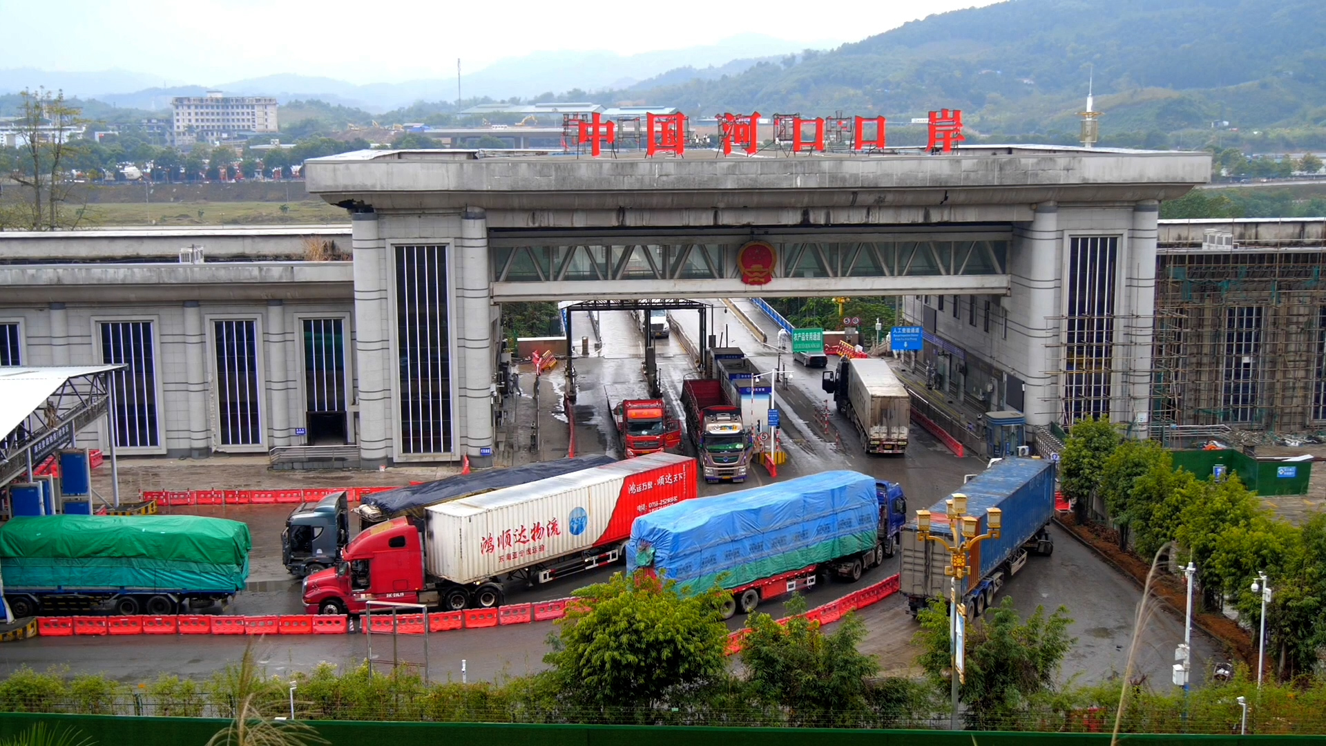 中越边境河口口岸恢复驾驶员直通业务 口岸贸易运输全面恢复