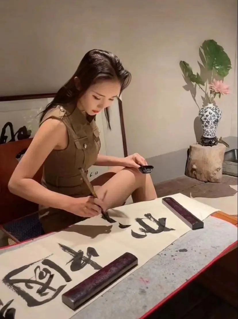 那些所谓的"网红美女书法家",过得怎么样?狂赚千万不是梦
