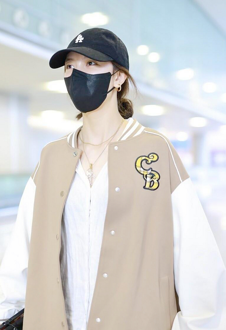 宋妍霏机场街拍,棒球服搭配白衬衫黑短裤休闲!