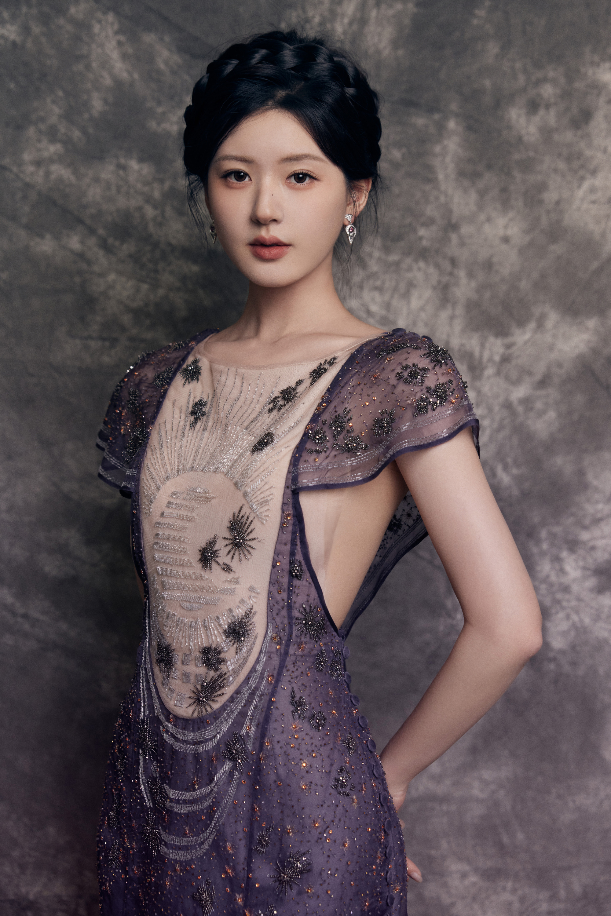 赵露思紫色薄纱长裙复古发髻透着岁月韵味干净妆容凸显优雅精致