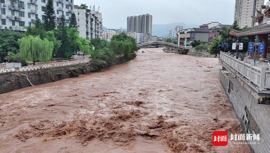 瀘州古藺縣遭遇極端強降雨 城區內澇清淤工作正進行