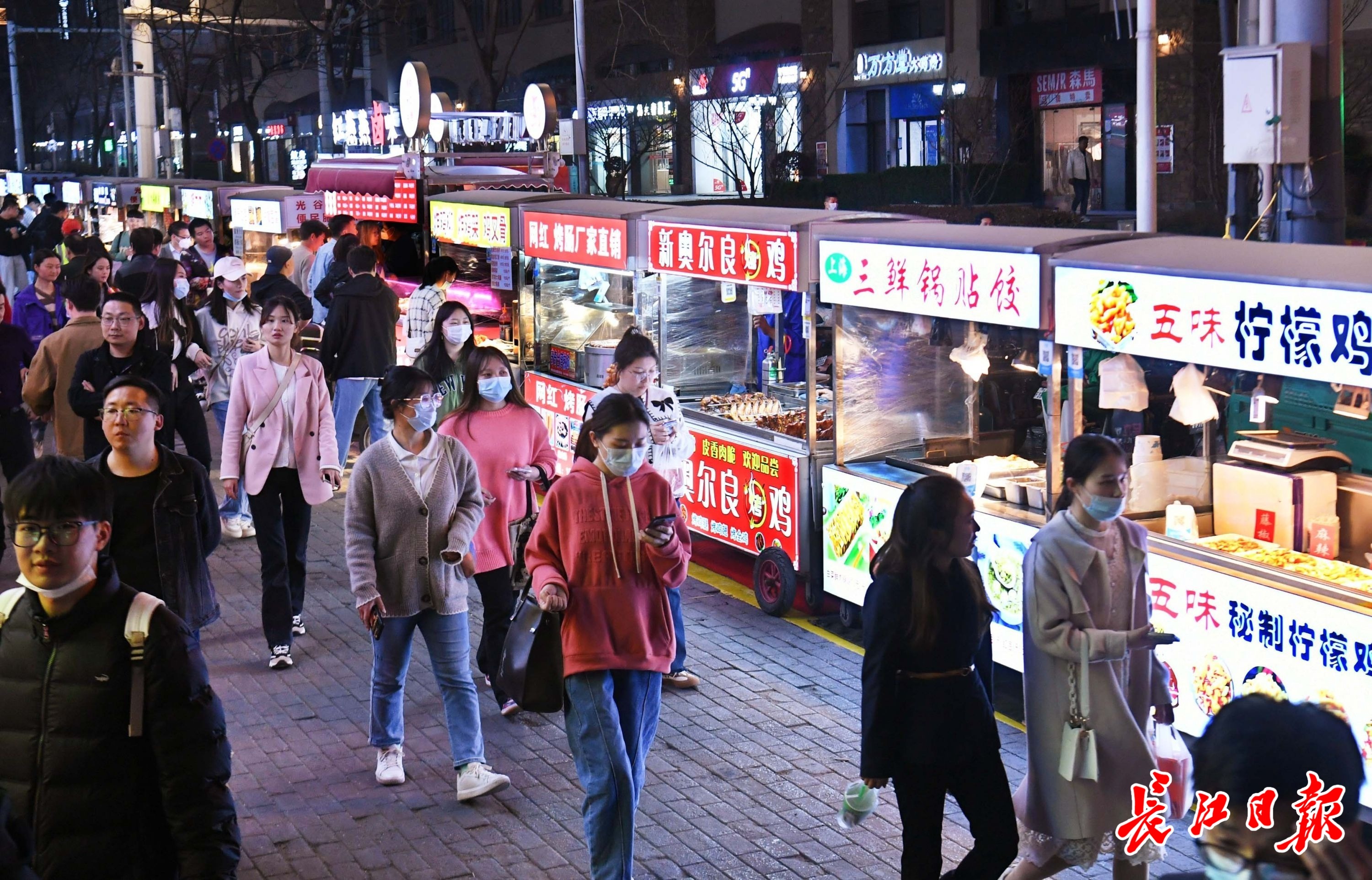 武汉最大的夜市步行街图片