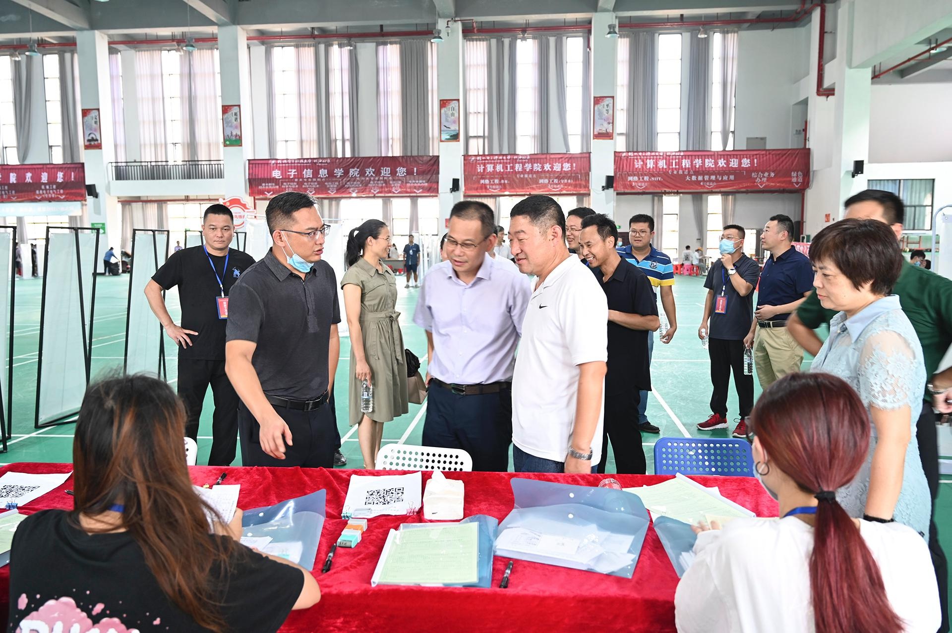 副校长刘宝臣检查指导北海校区迎新工作(图)