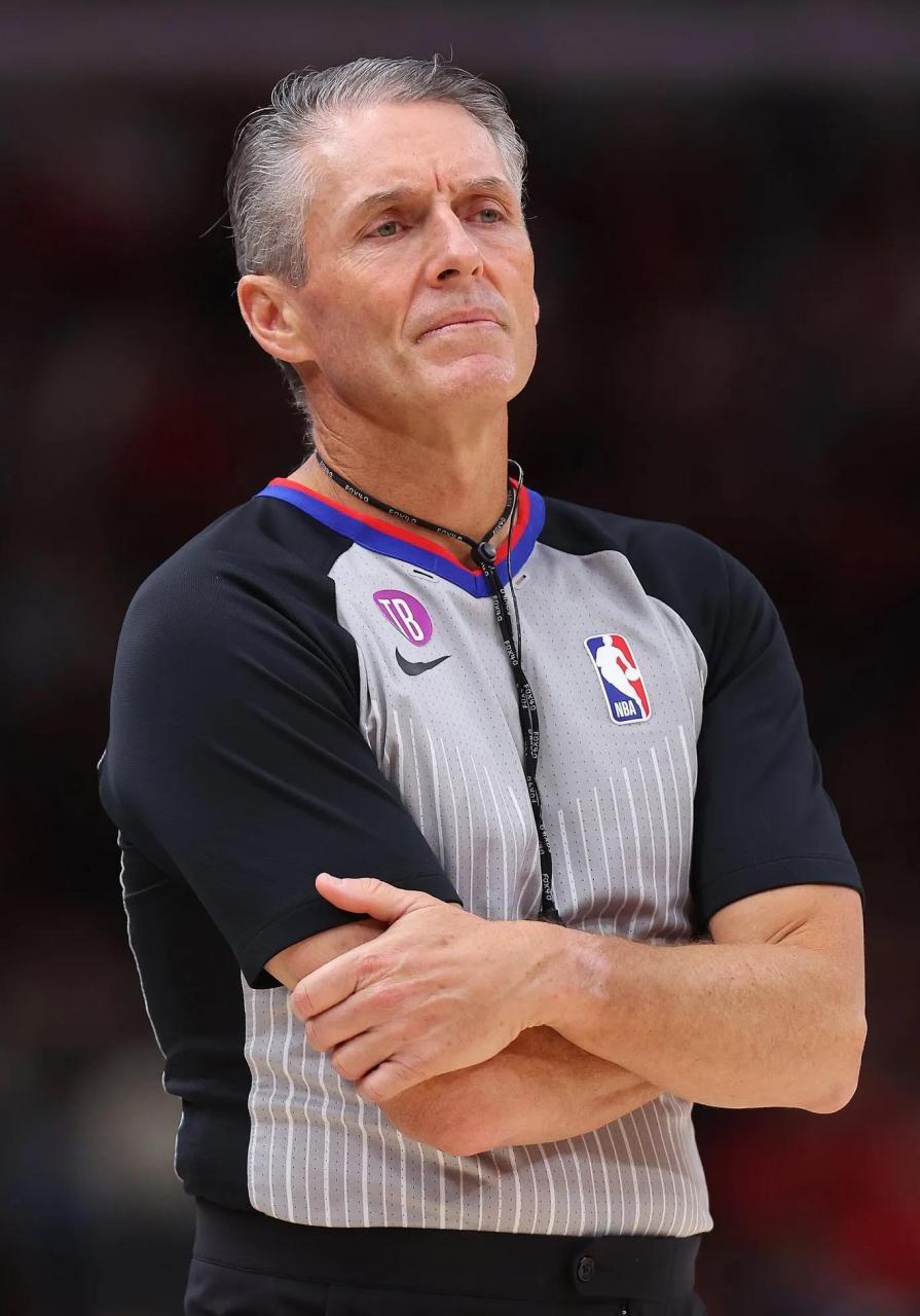 勇士队对阵太阳的比赛中,裁判福斯特对勇士队的不公裁判,让勇士队非常