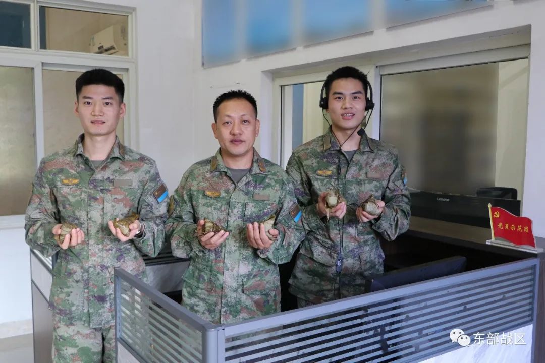 94755部队(邹璐蔓 供稿)端午佳节来临之际,东海某海域