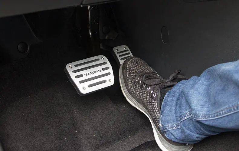 自动挡挂前进挡后不踩油门会走吗?