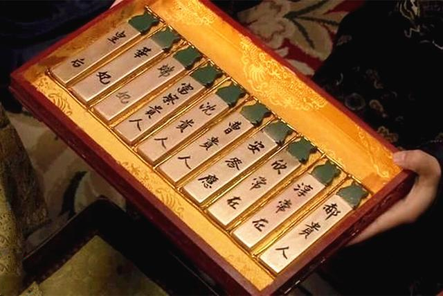 清朝时期,妃嫔被皇帝"翻牌子"后,第2天为何要被搀扶着走路?