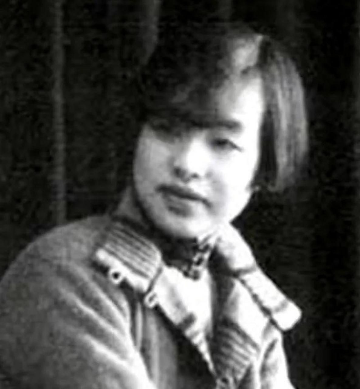 1956年后,浦熙修任《文汇报》副总编辑兼驻北京办事处主任.