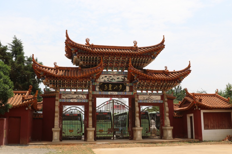 玉溪九龙池公园,难得的一方清凉福地,蔚蓝色的池水如梦似幻