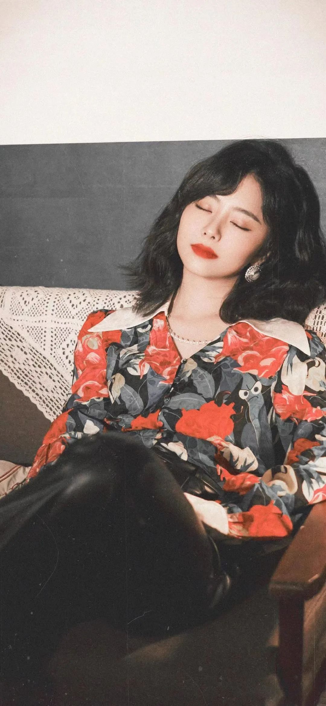 谭松韵的复古港风写真,少女感的她原来也可以这么浓烈和风情!