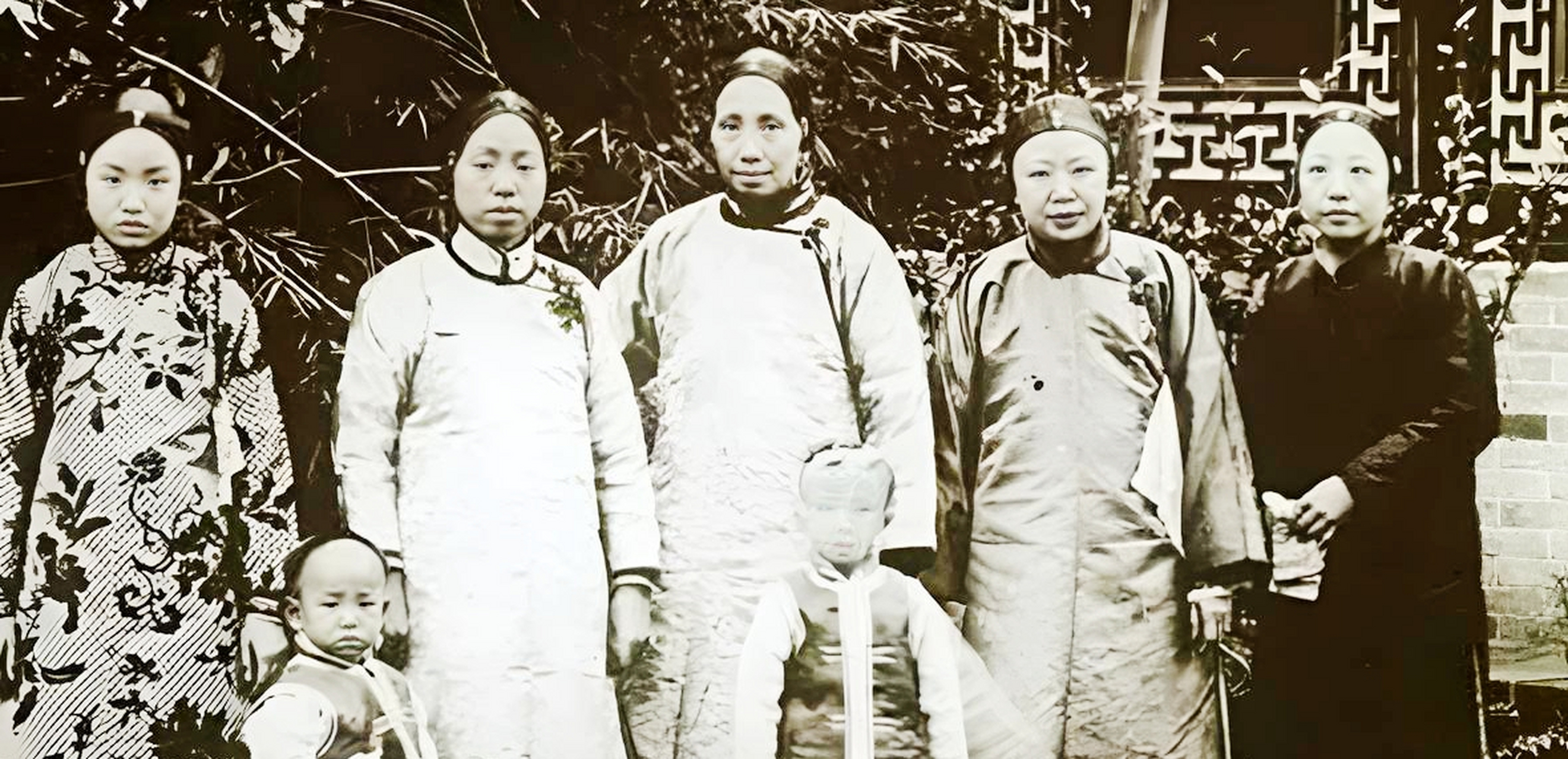 胡雪岩的十三个妻妾!有一天,他路过一家裁缝店,爱上了一个女孩!