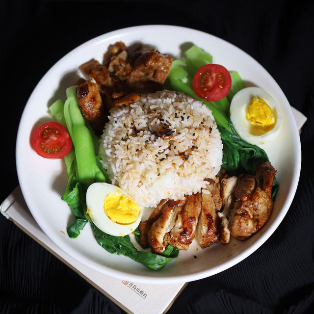 红烧鸡腿肉盖烧饭,看着就非常有食欲