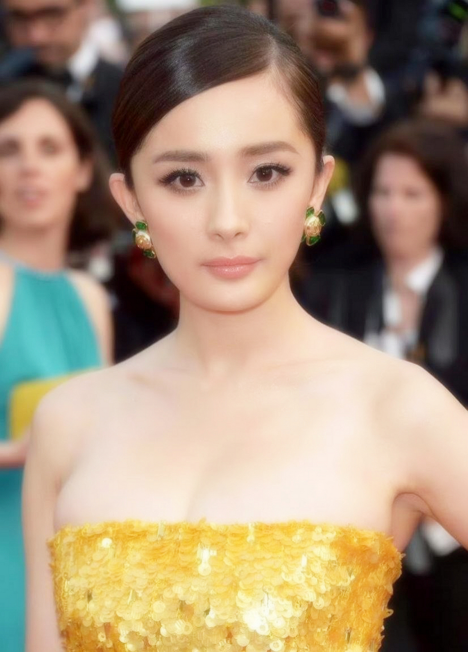 娱乐报道 考古学家杨幂首次参加戛纳红毯,这件衣服不合身【左封面】