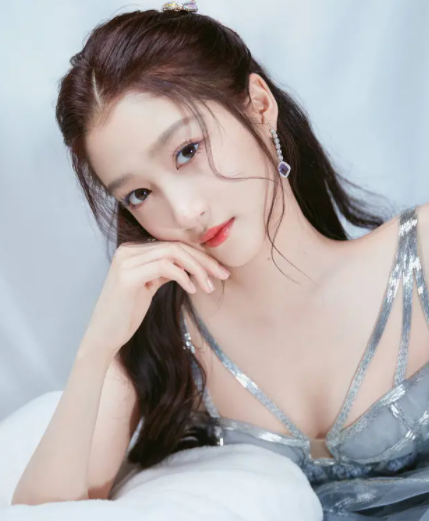 "京圈格格"佟含月近照,身高快赶上关悦,一双美腿不输关晓彤