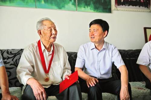 郑光照在走访慰问老党员时强调:传承老党员奋斗精神 推动商洛高质量