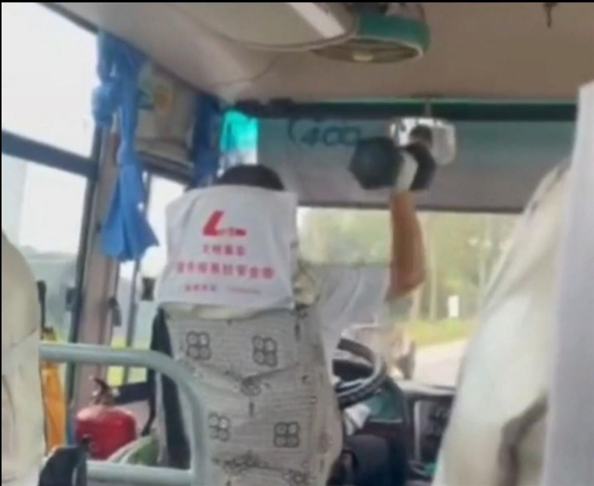 客车司机边开车边举哑铃，公司回应：已对其停职处理