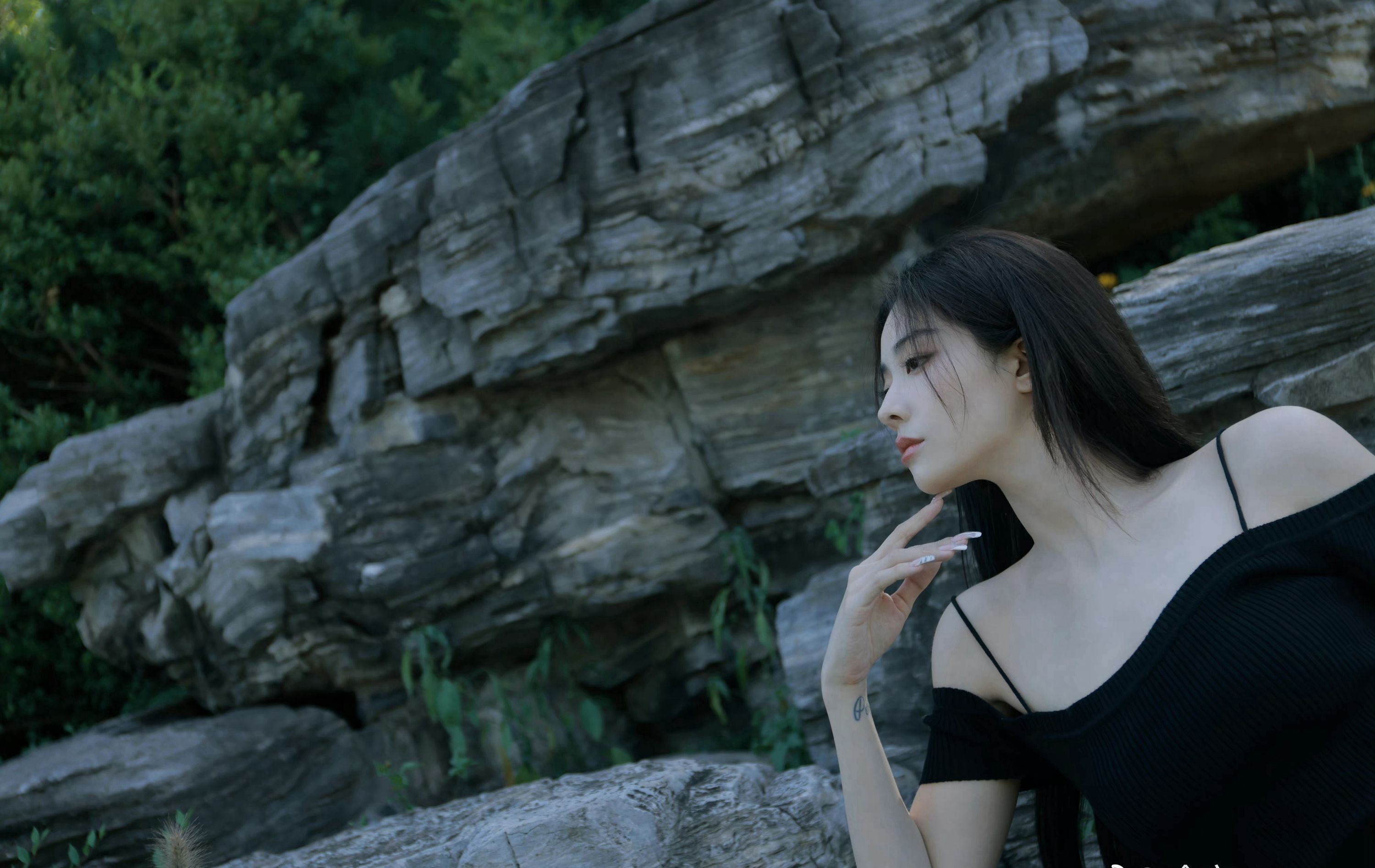 喻言黑色吊带连衣裙大长腿性感写真